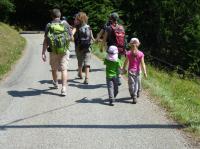 main-dans-la-main-sur-les-chemins.jpg