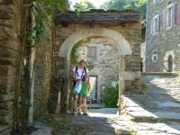 Pose sous une arche